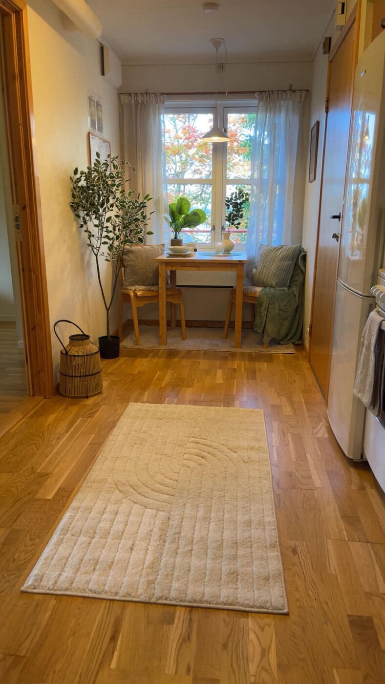 Gang med spisekrok ved vinduet