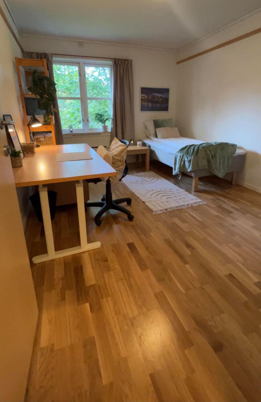 Hybel med seng og skrivebord