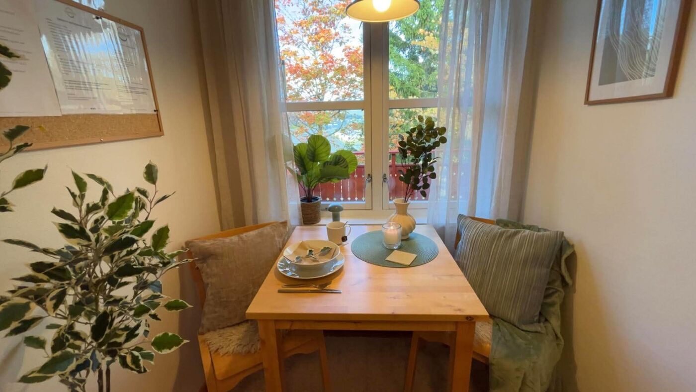 Spisekrok med bord ved vinduet