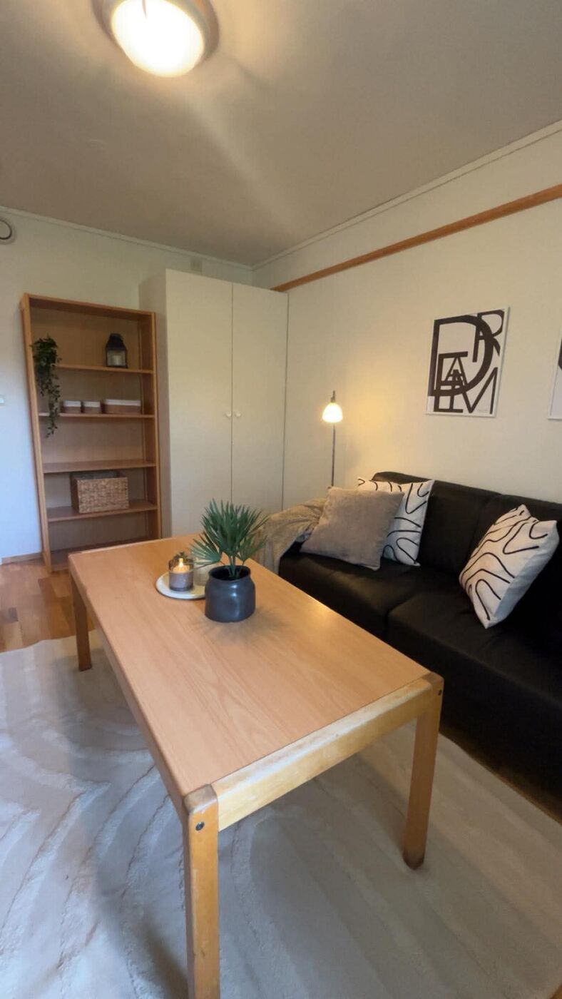 Sofa og sofabord i stua