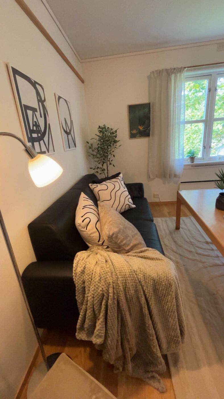 Stue med vindu og lesekrok